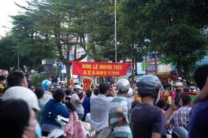 ho chi minh stad, Vietnam 2023 maan- nieuw jaar viering - de draak dans, mooi kleurrijk feestelijk figuur. tet vakantie achtergrond. Chinese maan- nieuw jaar dag, voorjaar festival. foto