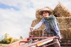 jong mooi boer vrouw het rijden trekker foto