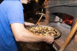 recco focaccia kaas Italiaans vlak brood hout oven gebakken traditioneel bord foto