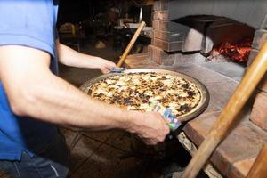 recco focaccia kaas Italiaans vlak brood hout oven gebakken traditioneel bord foto