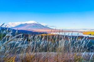 fuji-berg bij yamanakako of yamanaka-meer in japan foto