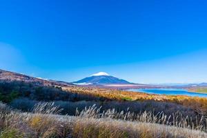 fuji-berg bij yamanakako of yamanaka-meer in japan foto