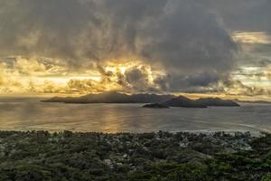 zonsondergang Aan praslin eiland van la cijfer pas op Seychellen foto