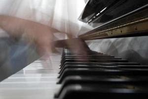 handen spelen piano terwijl in beweging foto