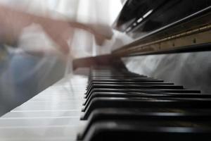 handen spelen piano terwijl in beweging foto