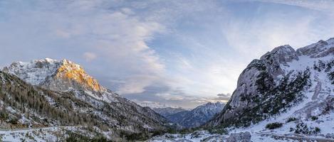 julian Alpen bergen Bij zonsondergang winter landschap foto