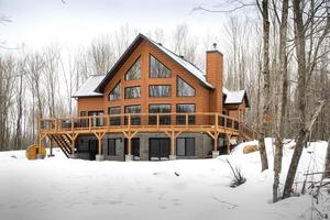 winter huisjes in afgelegen Oppervlakte quebec, Canada, log huis met sauna, spa, slaapkamers, zwembad, leven kamer, messanine, keuken en badkamers foto