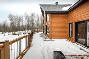 winter huisjes in afgelegen Oppervlakte quebec, Canada, log huis met sauna, spa, slaapkamers, zwembad, leven kamer, messanine, keuken en badkamers foto