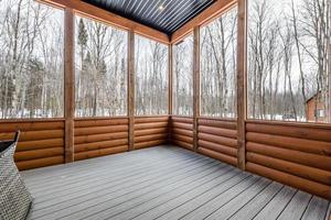 winter huisjes in afgelegen Oppervlakte quebec, Canada, log huis met sauna, spa, slaapkamers, zwembad, leven kamer, messanine, keuken en badkamers foto