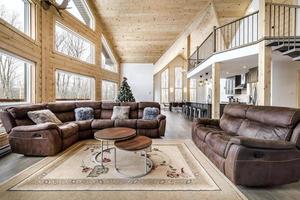 winter huisjes in afgelegen Oppervlakte quebec, Canada, log huis met sauna, spa, slaapkamers, zwembad, leven kamer, messanine, keuken en badkamers foto