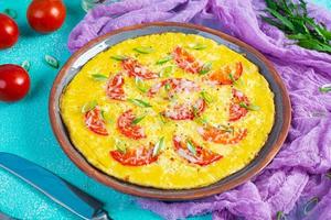 omelet met tomaten, kruiden en geraspt kaas. gemakkelijk ontbijt foto