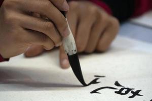 Japans vrouw schrijven naam Elizabeth in ideogrammen met borstel foto