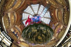 Parijs, Frankrijk - november 20 2021 - Kerstmis boom in galerijen la fayette foto