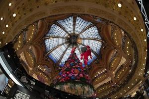 Parijs, Frankrijk - november 20 2021 - Kerstmis boom in galerijen la fayette foto