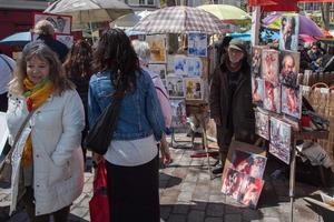 Parijs, Frankrijk - mei 1 2016 - artiest en toerist in montmartre foto