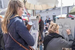 Parijs, Frankrijk - mei 1 2016 - artiest en toerist in montmartre foto