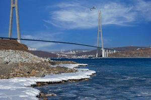 zolotoy brug met bewolkte blauwe hemel in Vladivostok, Rusland foto
