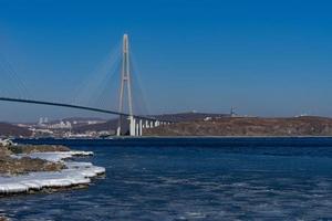 zolotoy brug met bewolkte blauwe hemel in Vladivostok, Rusland foto