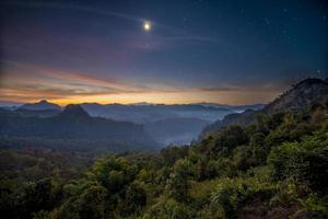 schemering mist berg in jabo, thailand foto