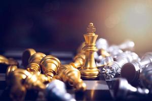 schaakbordspel met gouden en zilveren stukken