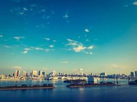 mooie cityscape met regenboogbrug in de stad van tokyo, japan foto