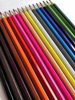 kleurrijke potloden op een rij