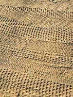 bandensporen in het zand foto