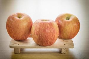 appel op houten dienblad foto