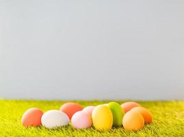 kleurrijke paaseieren op groen gras foto