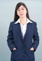 portret van Aziatisch zakenvrouw geïsoleerd Aan grijs foto