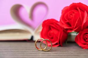 Pagina's van boek gebogen hart vorm met bruiloft ring foto