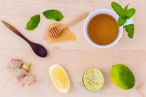 kopje kruidenthee met citroen, limoen en honing foto