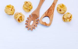 houten keukengerei en pasta foto