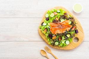 rauwe gerookte zalm met verse groene groentesalade foto