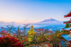 mt. fuji met chureito-pagode in japan foto