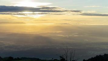 antenne van kleurrijke bewolkte zonsopgang met uitzicht op vallei foto