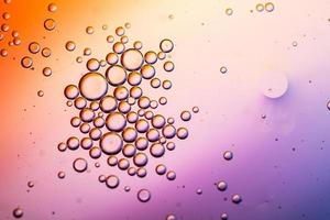 close-up van waterdruppels op kleurrijk oppervlak foto