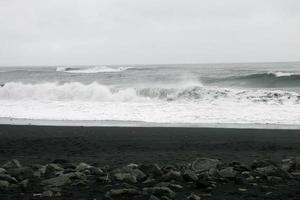 zwart zand strand IJsland foto