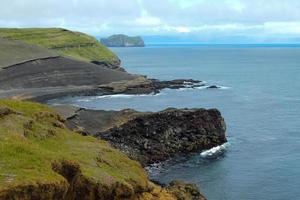 IJsland oceaan visie van de vulkanisch rotsen kust foto