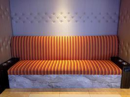 interieur met retro kleding stof lang bank, sofa in een wijnoogst stijl foto