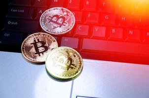 bitcoin munten Aan compuer toetsenbord, symbool van elektronisch virtueel geld en mijnbouw cryptogeld concept.munt crypto valuta bitcoin concept.bitcoin Aan toetsenbord. foto