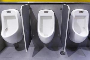 Mannen kamer urinoirs kwijting van verspilling van de lichaam, mannen Toiletten foto