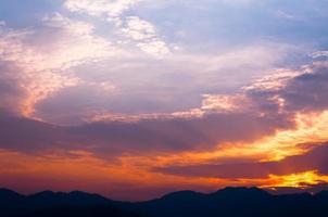 zonsondergang visie landschap met laag berg Bij noorden van Thailand foto