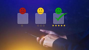 klant onderhoud evaluatie concept terugkoppeling beoordeling en positief klant recensie beleven, gebruik makend van een smartphone en drukken gezicht emoticon glimlach in tevredenheid Aan virtueel tintje scherm foto