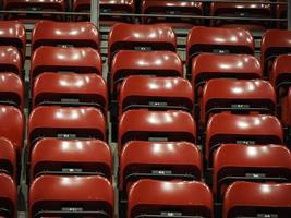 helder rood stadion stoelen Aan de staan foto