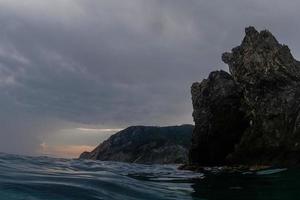 Monterosso cinque terre panorama rots Bij zonsondergang van de zee foto