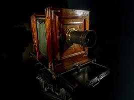 fotografisch bord oud 1900 camera geïsoleerd Aan zwart foto