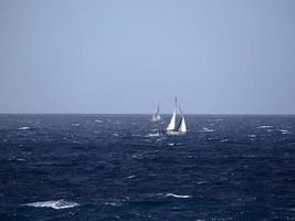 zeil boot in hoog golven zee foto