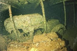 oud auto binnen ii wereld oorlog schip wrak houden foto