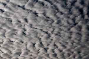 wolk voordat regent, dramatisch lucht met stormachtig wolken, donker onheilspellend wolken, dramatisch lucht abstract achtergrond foto